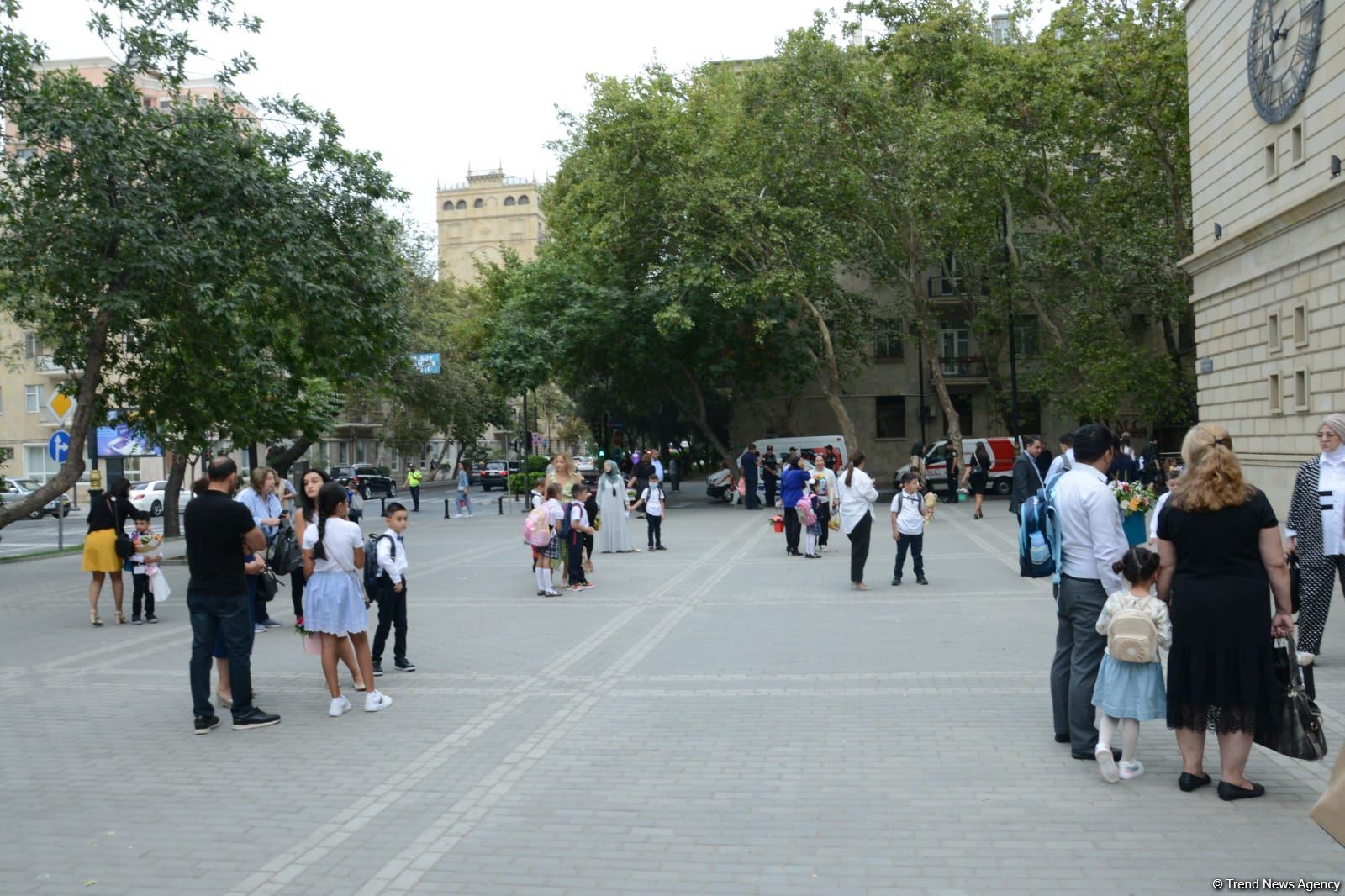 İbtidai siniflərin ilk dərs günündən FOTOREPORTAJ