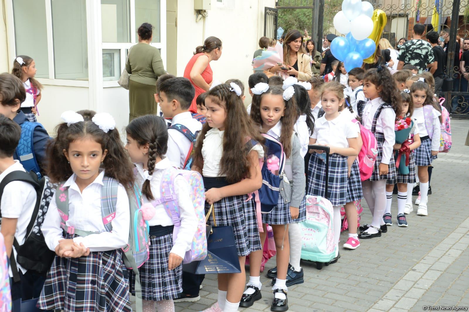 İbtidai siniflərin ilk dərs günündən FOTOREPORTAJ
