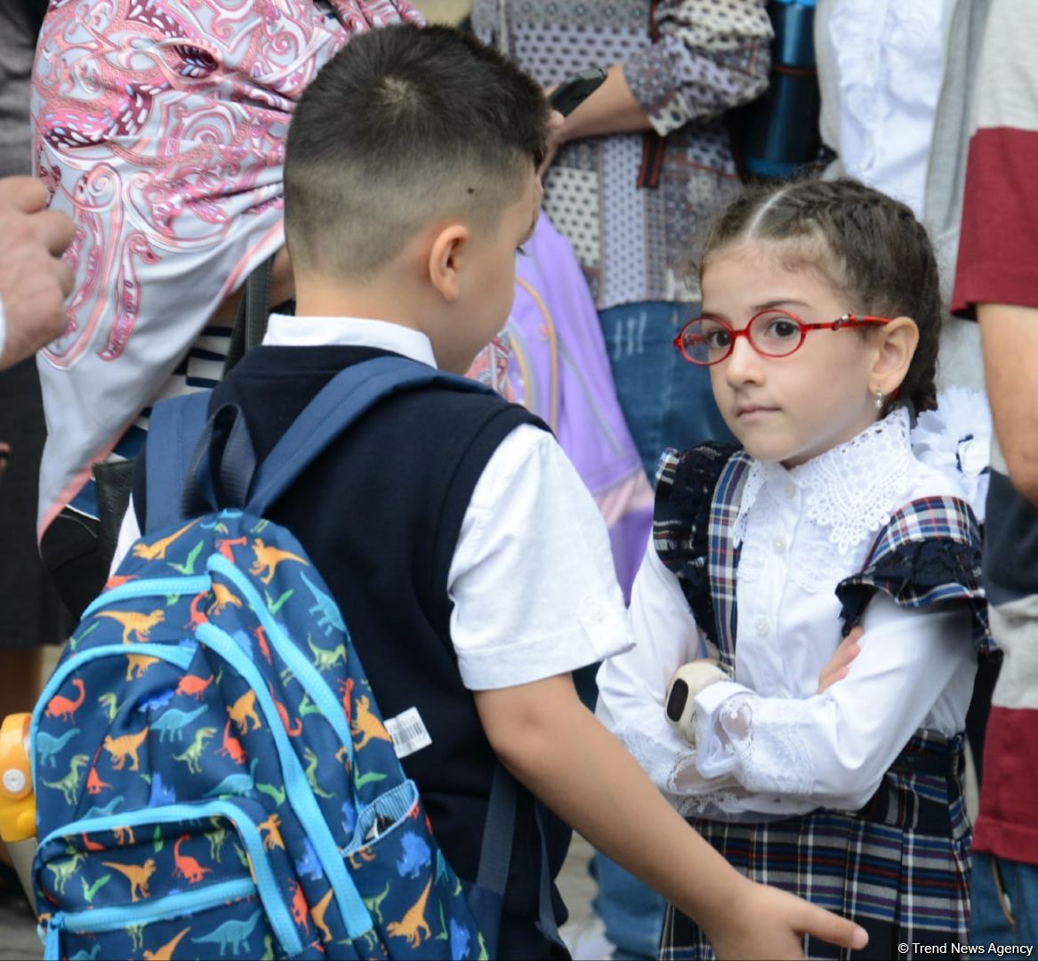 İbtidai siniflərin ilk dərs günündən FOTOREPORTAJ
