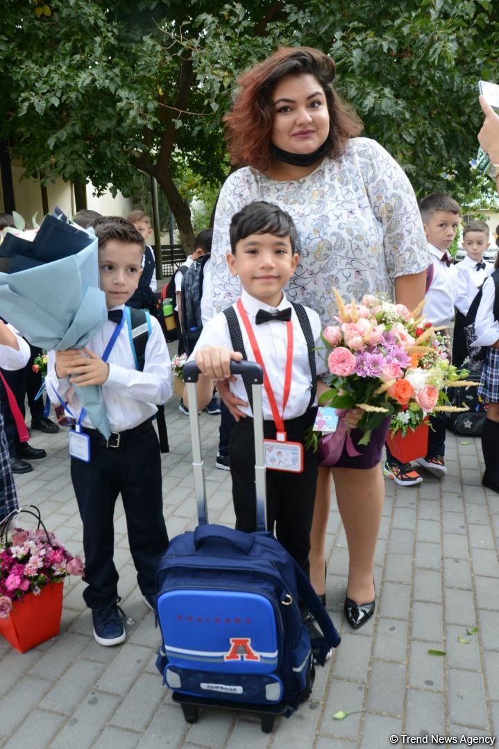 İbtidai siniflərin ilk dərs günündən FOTOREPORTAJ