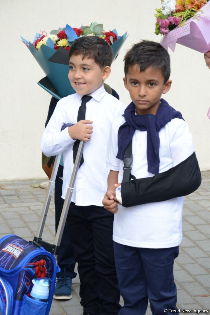 İbtidai siniflərin ilk dərs günündən FOTOREPORTAJ