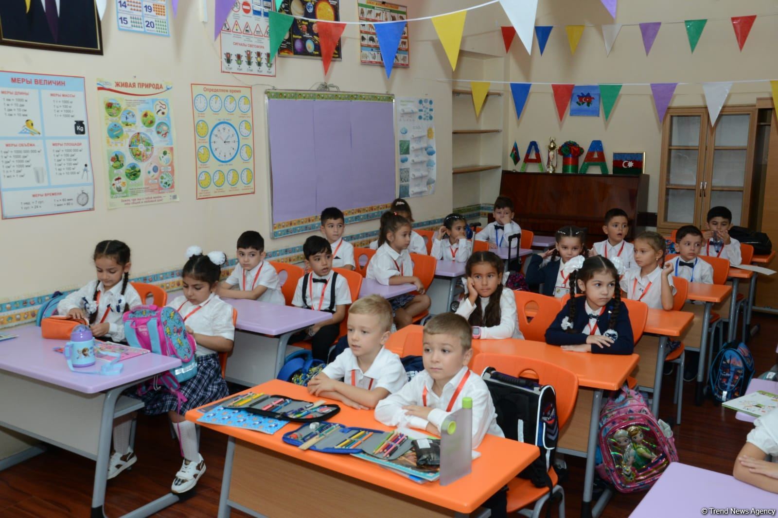 İbtidai siniflərin ilk dərs günündən FOTOREPORTAJ