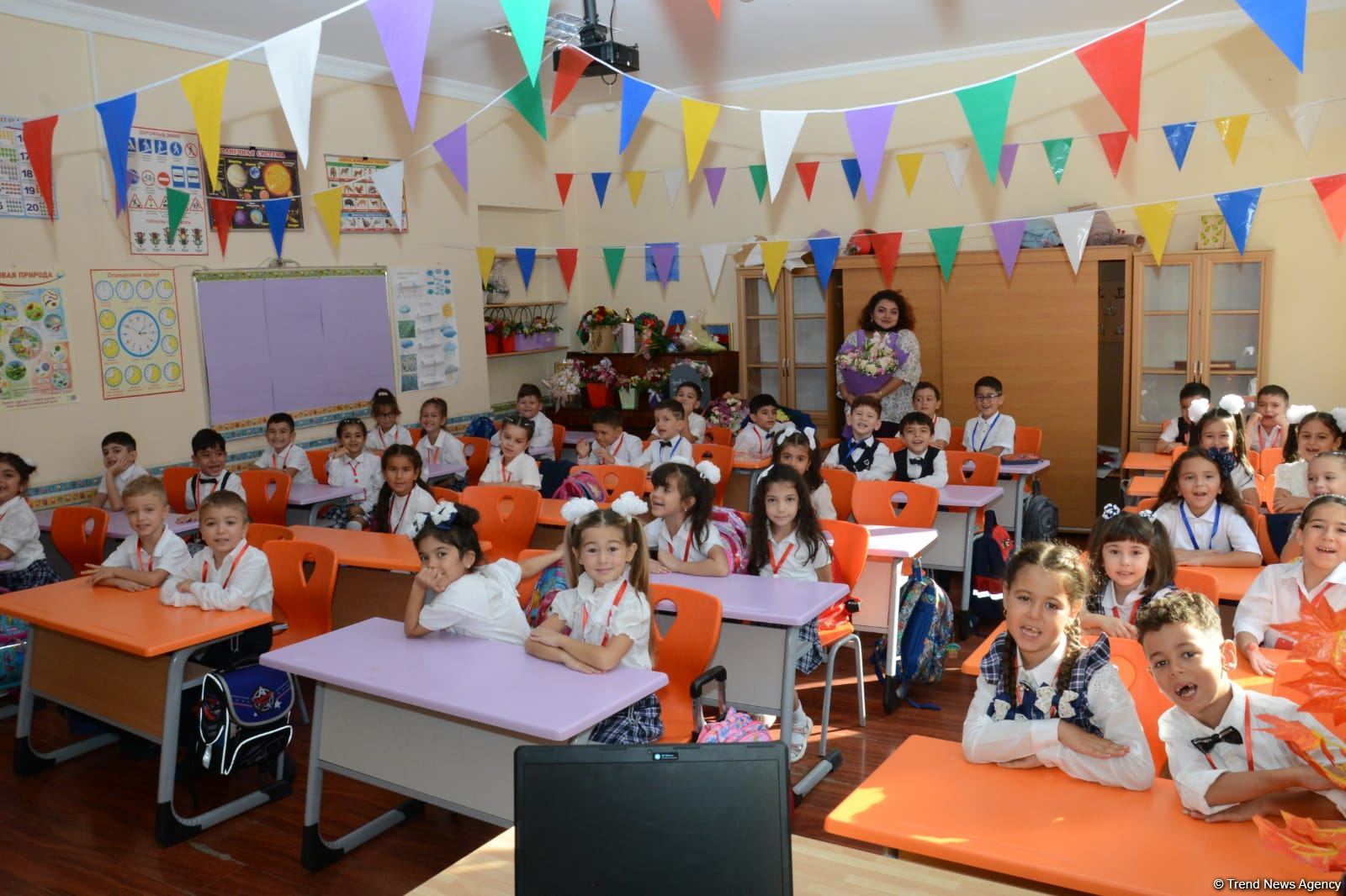 İbtidai siniflərin ilk dərs günündən FOTOREPORTAJ