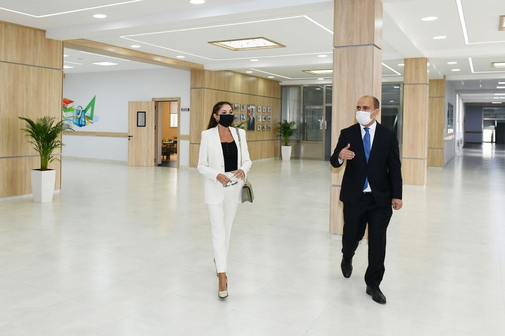 Birinci vitse-prezident Mehriban Əliyeva Bakının Binə qəsəbəsində yeni inşa edilən 88 saylı məktəbdə yaradılan şəraitlə tanış olub (FOTO/VİDEO)