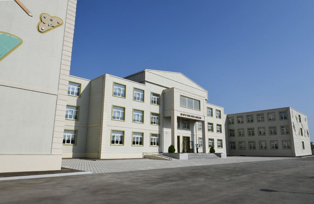 Birinci vitse-prezident Mehriban Əliyeva Bakının Binə qəsəbəsində yeni inşa edilən 88 saylı məktəbdə yaradılan şəraitlə tanış olub (FOTO/VİDEO)