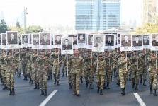 Prezident İlham Əliyev və Birinci xanım Mehriban Əliyeva Vətən müharibəsi şəhidlərinin xatirəsinə ehtiram əlaməti olaraq keçirilən yürüşdə iştirak ediblər (FOTO/VİDEO) (YENİLƏNİB)