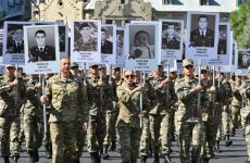 Prezident İlham Əliyev və Birinci xanım Mehriban Əliyeva Vətən müharibəsi şəhidlərinin xatirəsinə ehtiram əlaməti olaraq keçirilən yürüşdə iştirak ediblər (FOTO/VİDEO) (YENİLƏNİB)