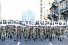 Prezident İlham Əliyev və Birinci xanım Mehriban Əliyeva Vətən müharibəsi şəhidlərinin xatirəsinə ehtiram əlaməti olaraq keçirilən yürüşdə iştirak ediblər (FOTO/VİDEO) (YENİLƏNİB)
