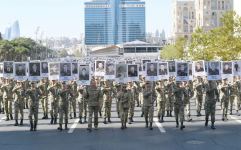 Prezident İlham Əliyev və Birinci xanım Mehriban Əliyeva Vətən müharibəsi şəhidlərinin xatirəsinə ehtiram əlaməti olaraq keçirilən yürüşdə iştirak ediblər (FOTO/VİDEO) (YENİLƏNİB)