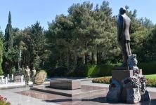 Prezident İlham Əliyev və birinci xanım Mehriban Əliyeva Fəxri xiyabanda ulu öndər Heydər Əliyevin məzarını ziyarət ediblər (FOTO)