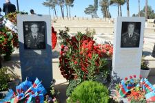 Azərbaycan xalqı qəhrəman şəhidlərini yad edir (FOTO)