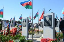 Azərbaycan xalqı qəhrəman şəhidlərini yad edir (FOTO)