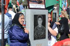 Azərbaycan xalqı qəhrəman şəhidlərini yad edir (FOTO)