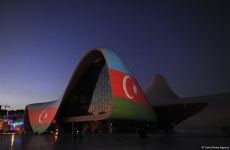 Heydər Əliyev Mərkəzi üzərində Azərbaycan bayrağı proyeksiya olunub (FOTO)