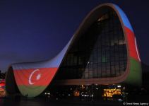 Heydər Əliyev Mərkəzi üzərində Azərbaycan bayrağı proyeksiya olunub (FOTO)