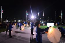 Vətən Müharibəsi Memorial Kompleksi ərazisində səmaya işıq fənərləri buraxılıb, Zəfər tağı simvolizə edilib (FOTO)