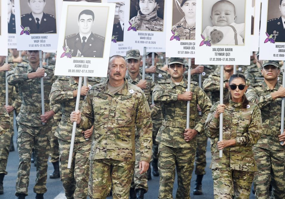 Prezident İlham Əliyev və Birinci xanım Mehriban Əliyeva Vətən müharibəsi şəhidlərinin xatirəsinə ehtiram əlaməti olaraq keçirilən yürüşdə iştirak ediblər (FOTO/VİDEO) (YENİLƏNİB)