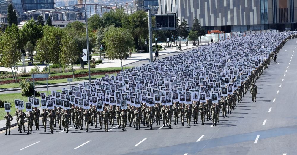 Prezident İlham Əliyev və Birinci xanım Mehriban Əliyeva Vətən müharibəsi şəhidlərinin xatirəsinə ehtiram əlaməti olaraq keçirilən yürüşdə iştirak ediblər (FOTO/VİDEO) (YENİLƏNİB)