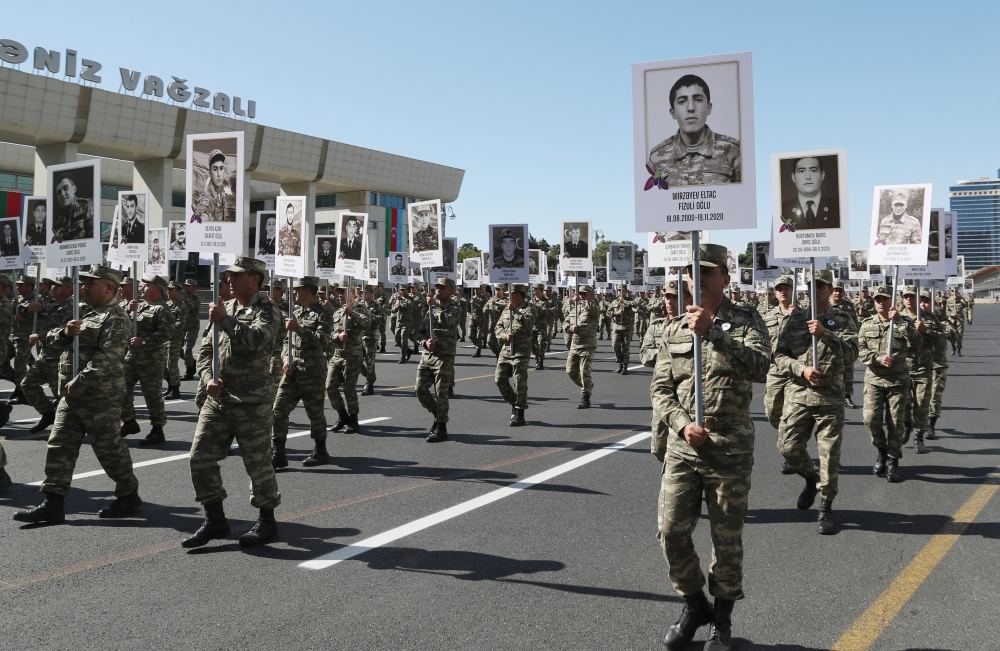 Prezident İlham Əliyev və Birinci xanım Mehriban Əliyeva Vətən müharibəsi şəhidlərinin xatirəsinə ehtiram əlaməti olaraq keçirilən yürüşdə iştirak ediblər (FOTO/VİDEO) (YENİLƏNİB)