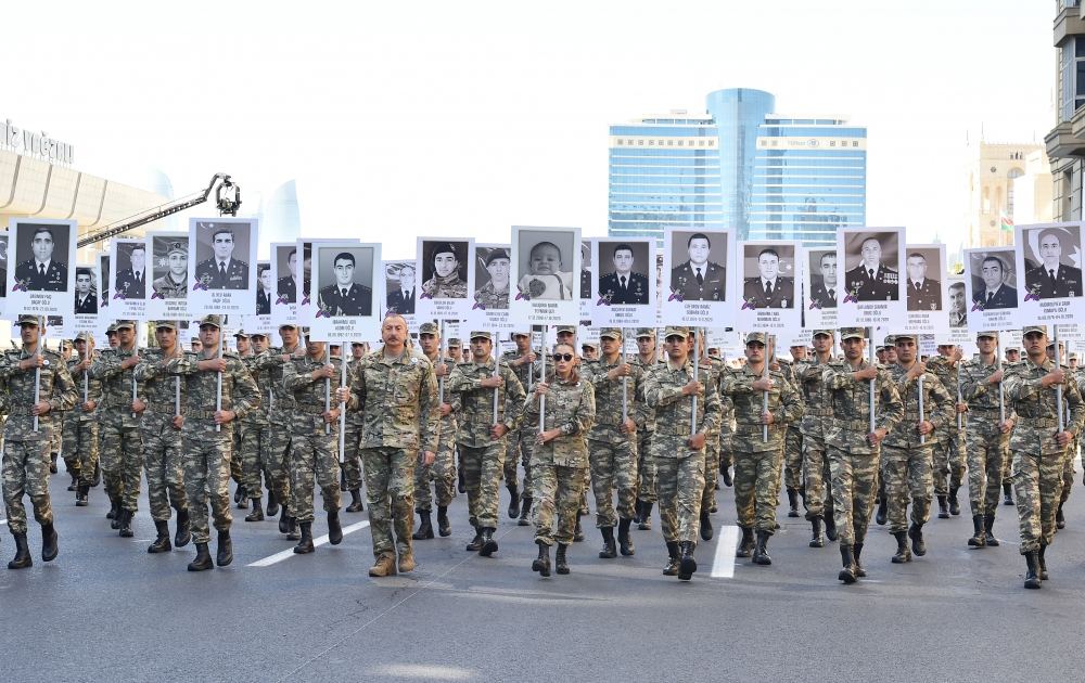 Prezident İlham Əliyev və Birinci xanım Mehriban Əliyeva Vətən müharibəsi şəhidlərinin xatirəsinə ehtiram əlaməti olaraq keçirilən yürüşdə iştirak ediblər (FOTO/VİDEO) (YENİLƏNİB)