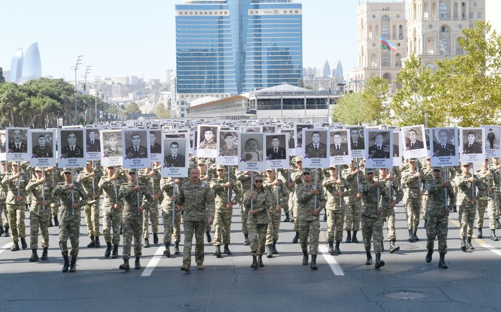 Prezident İlham Əliyev və Birinci xanım Mehriban Əliyeva Vətən müharibəsi şəhidlərinin xatirəsinə ehtiram əlaməti olaraq keçirilən yürüşdə iştirak ediblər (FOTO/VİDEO) (YENİLƏNİB)