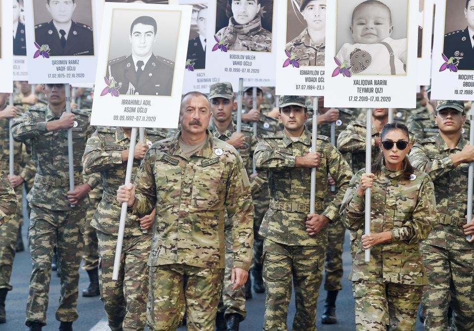 Prezident İlham Əliyev və Birinci xanım Mehriban Əliyevanın şəkillərini tutduğu şəhidlər kimlərdir? (FOTO)