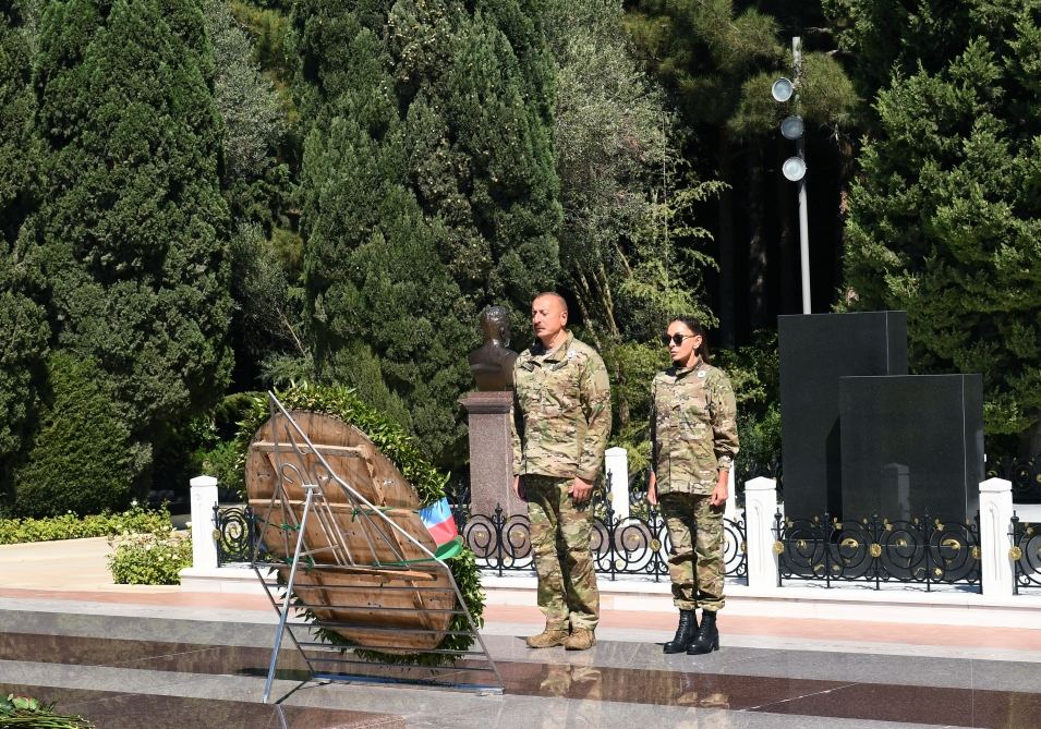 Prezident İlham Əliyev və birinci xanım Mehriban Əliyeva Fəxri xiyabanda ulu öndər Heydər Əliyevin məzarını ziyarət ediblər (FOTO)