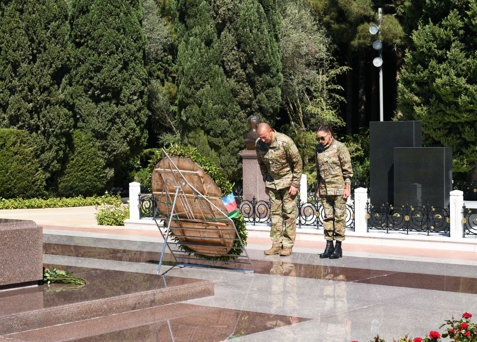 Prezident İlham Əliyev və birinci xanım Mehriban Əliyeva Fəxri xiyabanda ulu öndər Heydər Əliyevin məzarını ziyarət ediblər (FOTO)