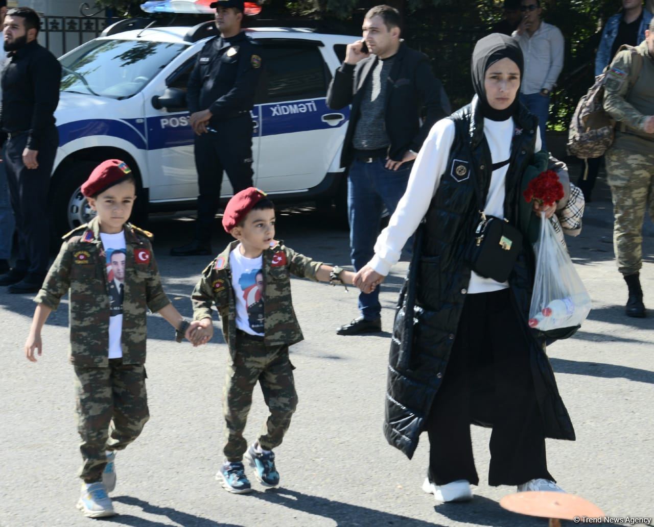 Azərbaycan xalqı qəhrəman şəhidlərini yad edir (FOTO)