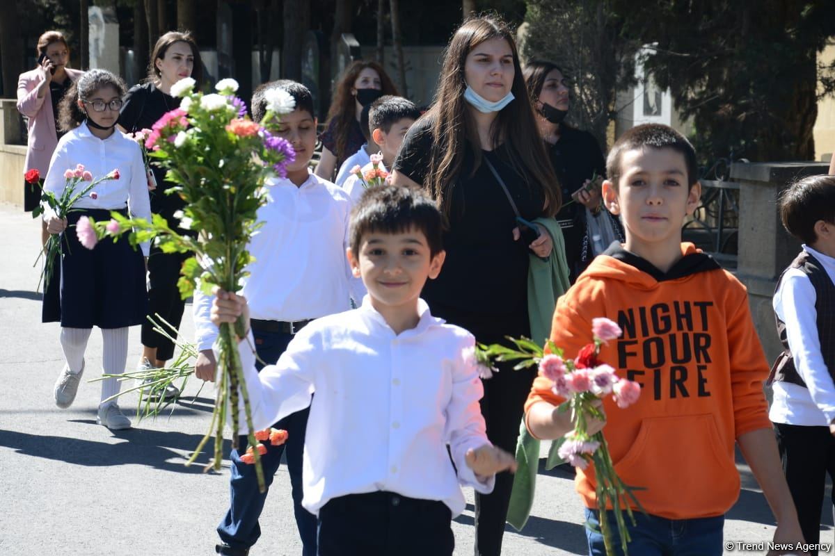 Azərbaycan xalqı qəhrəman şəhidlərini yad edir (FOTO)
