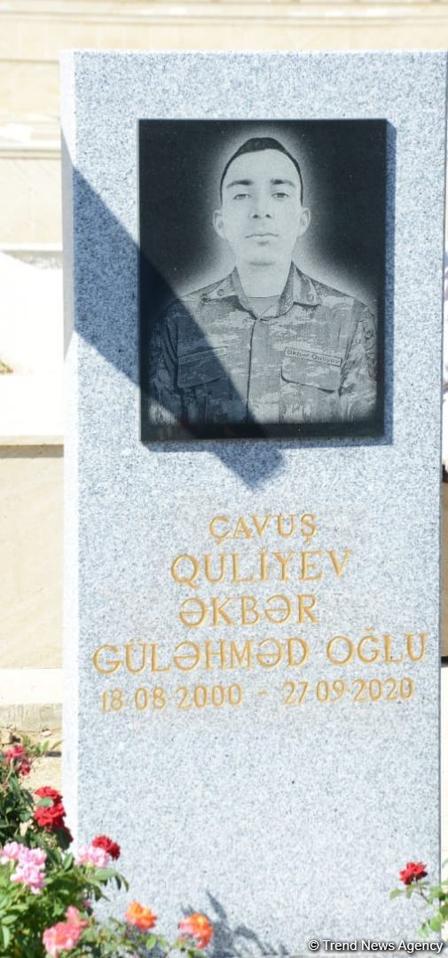 Azərbaycan xalqı qəhrəman şəhidlərini yad edir (FOTO)