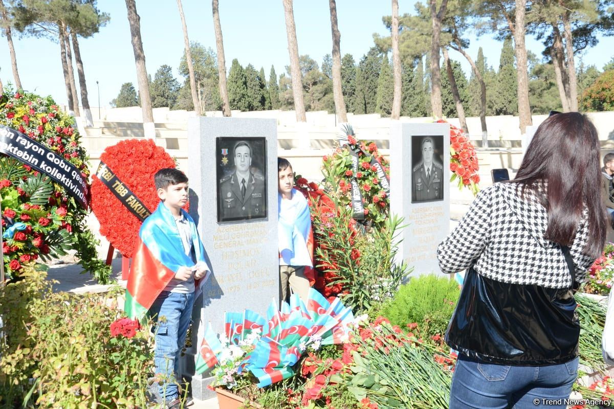 Azərbaycan xalqı qəhrəman şəhidlərini yad edir (FOTO)