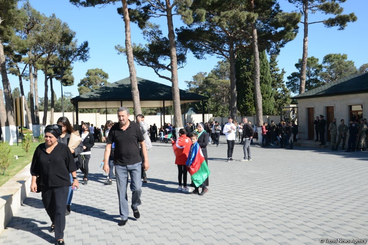 Azərbaycan xalqı qəhrəman şəhidlərini yad edir (FOTO)