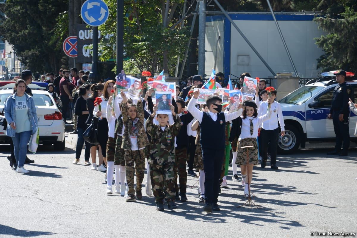 Azərbaycan xalqı qəhrəman şəhidlərini yad edir (FOTO)
