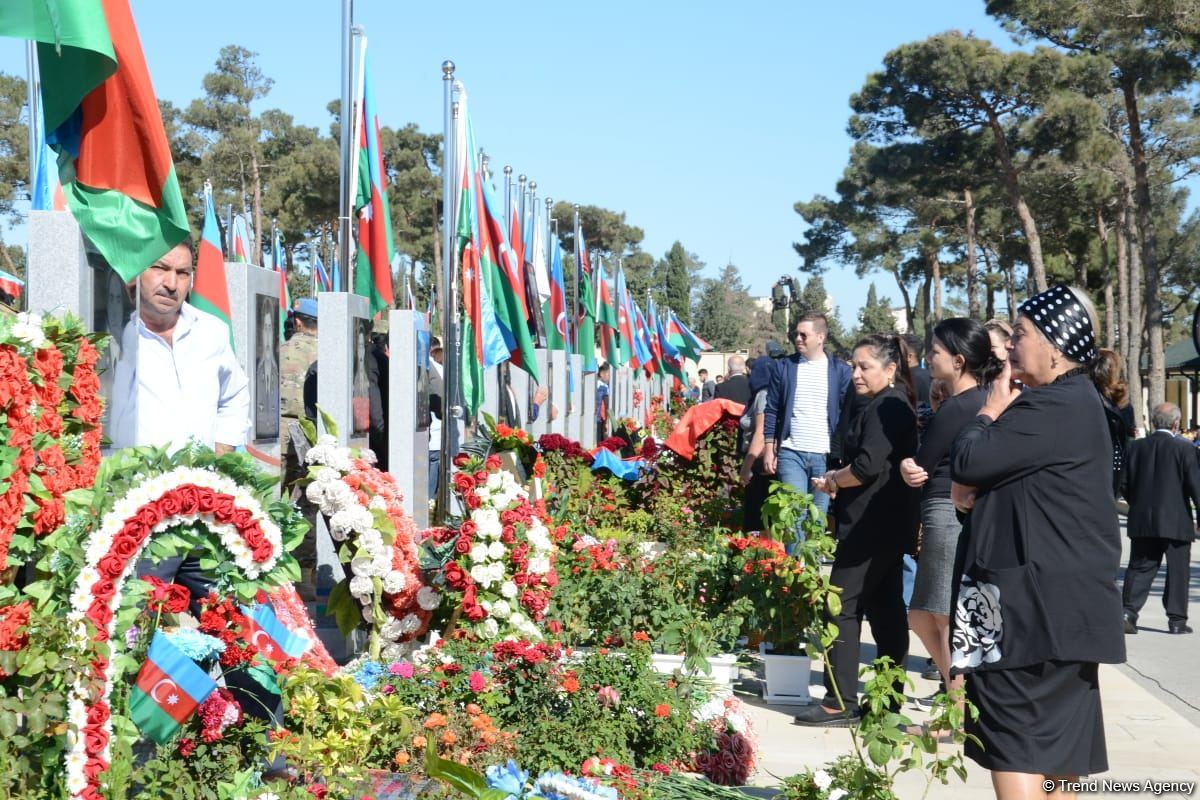 Azərbaycan xalqı qəhrəman şəhidlərini yad edir (FOTO)