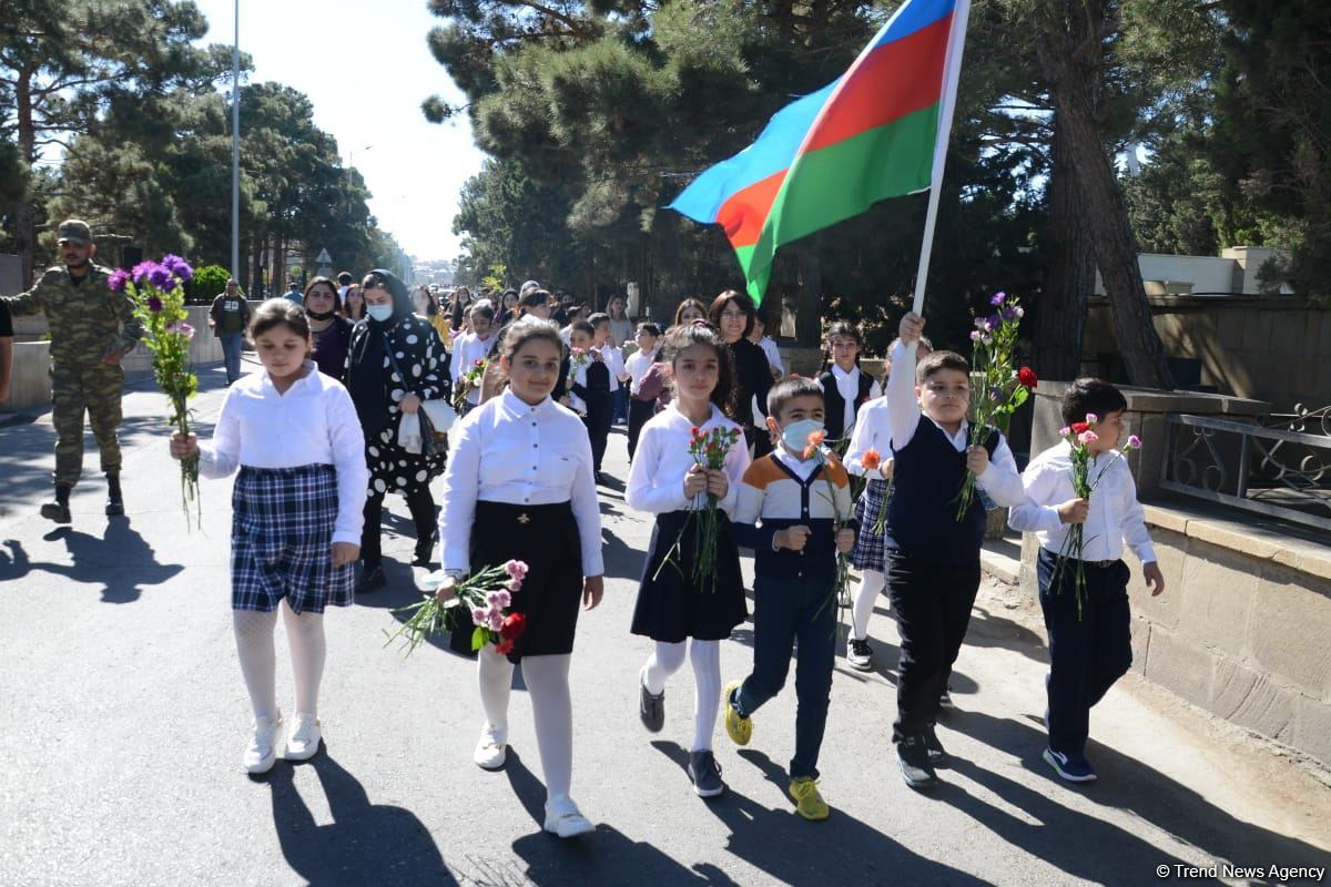 Azərbaycan xalqı qəhrəman şəhidlərini yad edir (FOTO)
