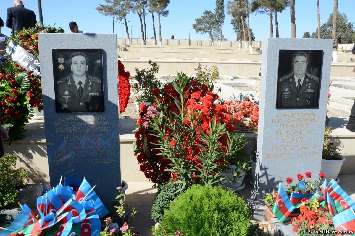 Azərbaycan xalqı qəhrəman şəhidlərini yad edir (FOTO)