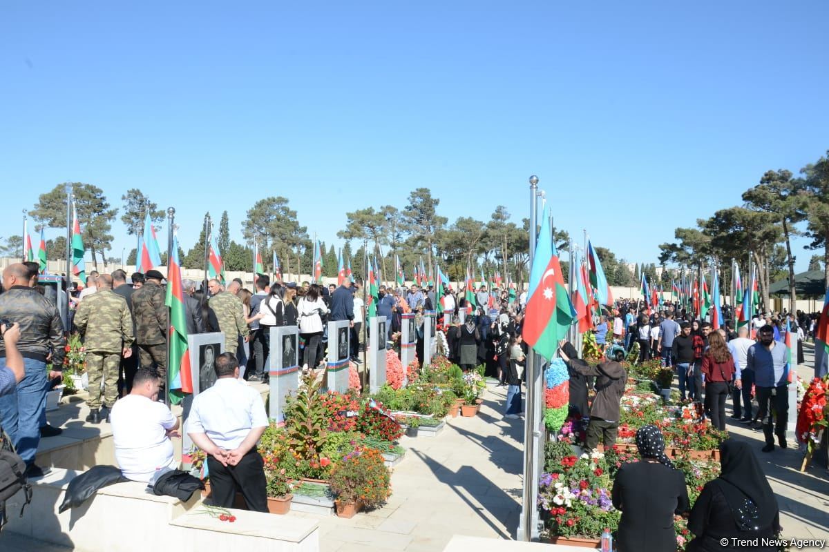 Azərbaycan xalqı qəhrəman şəhidlərini yad edir (FOTO)