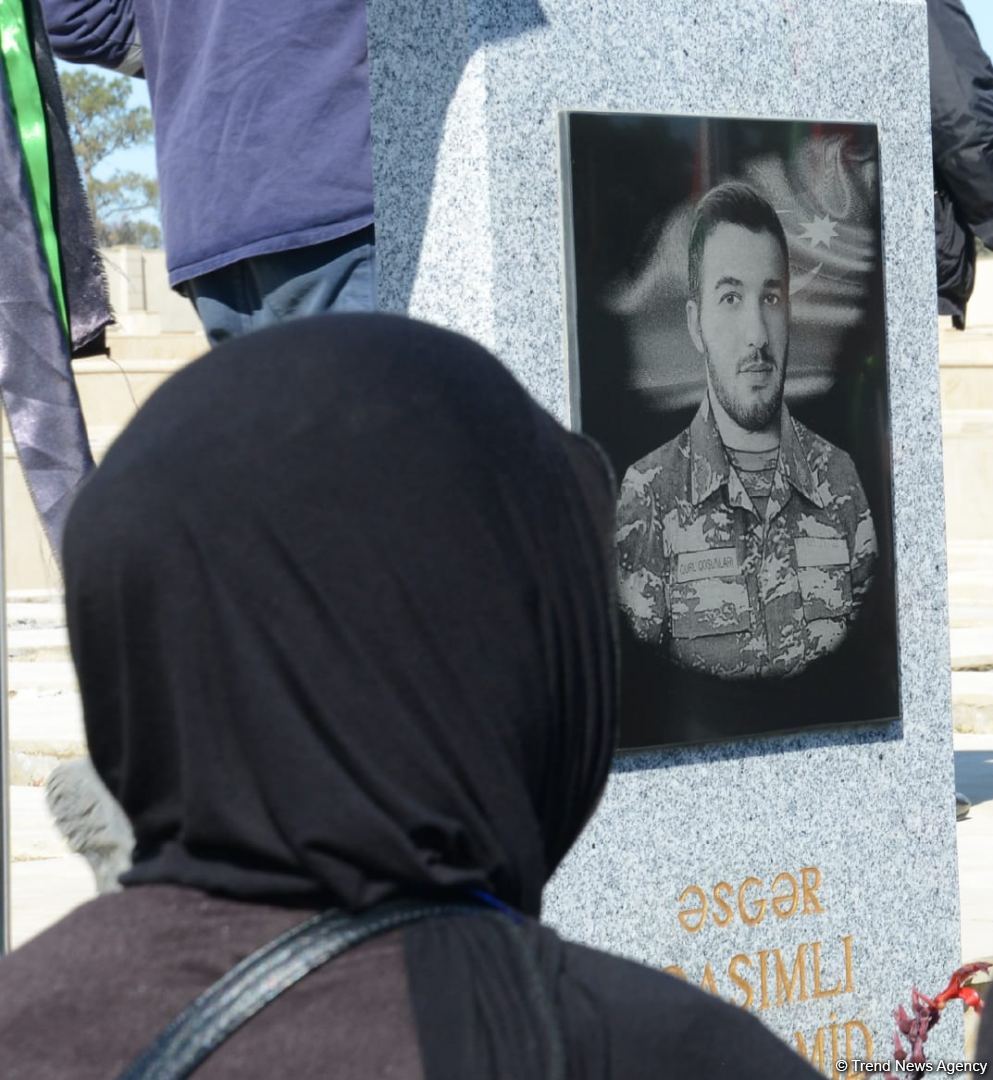Azərbaycan xalqı qəhrəman şəhidlərini yad edir (FOTO)