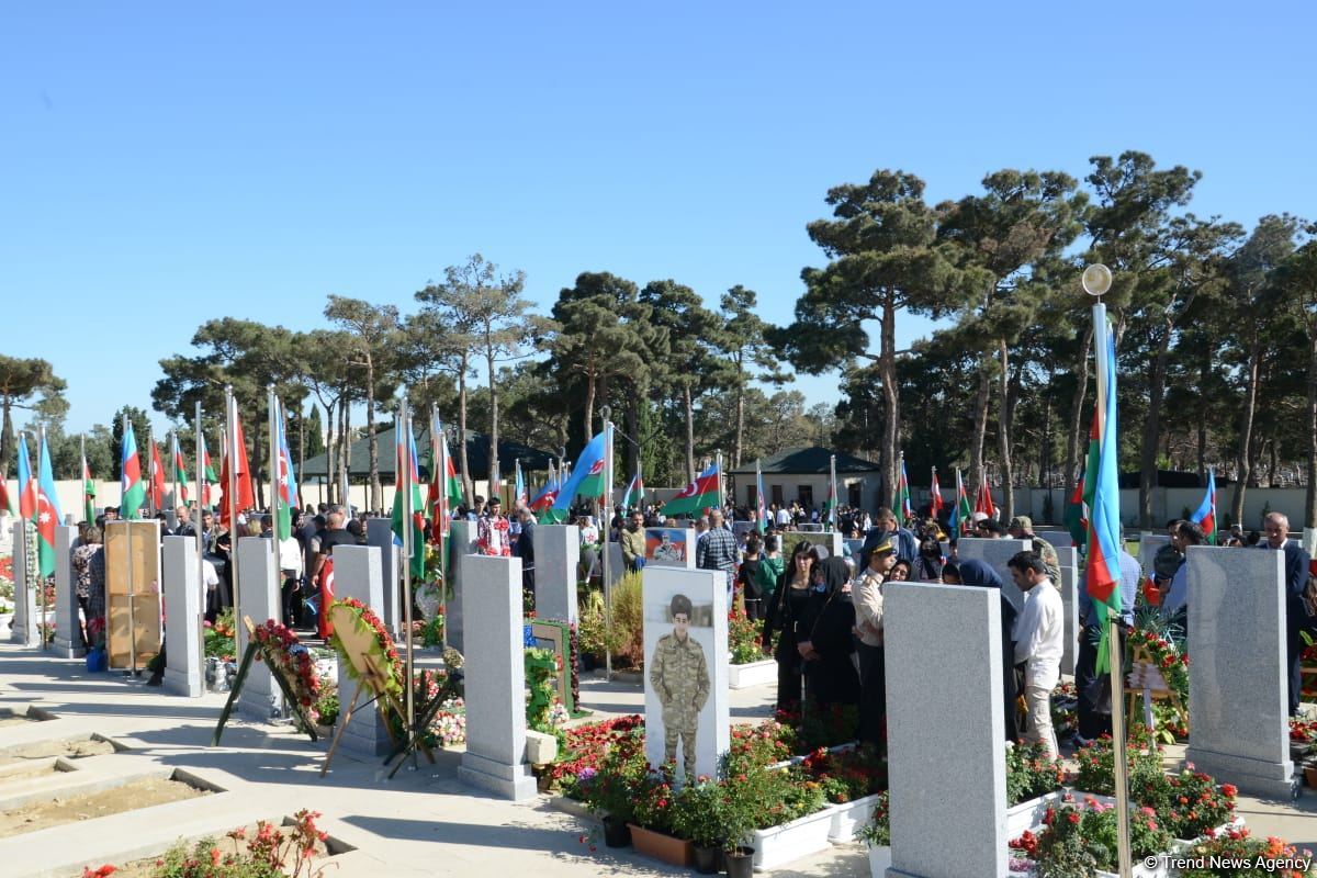 Azərbaycan xalqı qəhrəman şəhidlərini yad edir (FOTO)