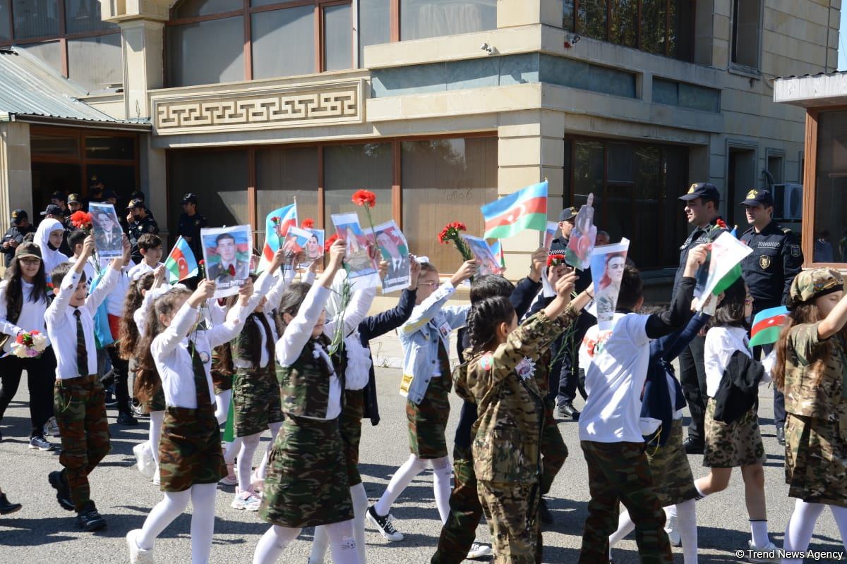 Azərbaycan xalqı qəhrəman şəhidlərini yad edir (FOTO)