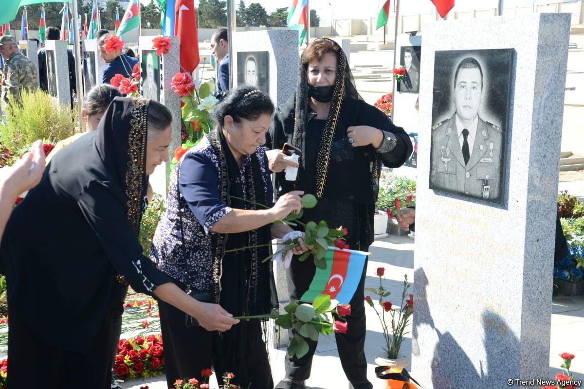 Azərbaycan xalqı qəhrəman şəhidlərini yad edir (FOTO)