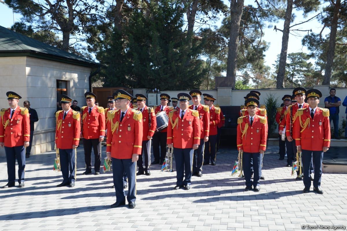 Azərbaycan xalqı qəhrəman şəhidlərini yad edir (FOTO)