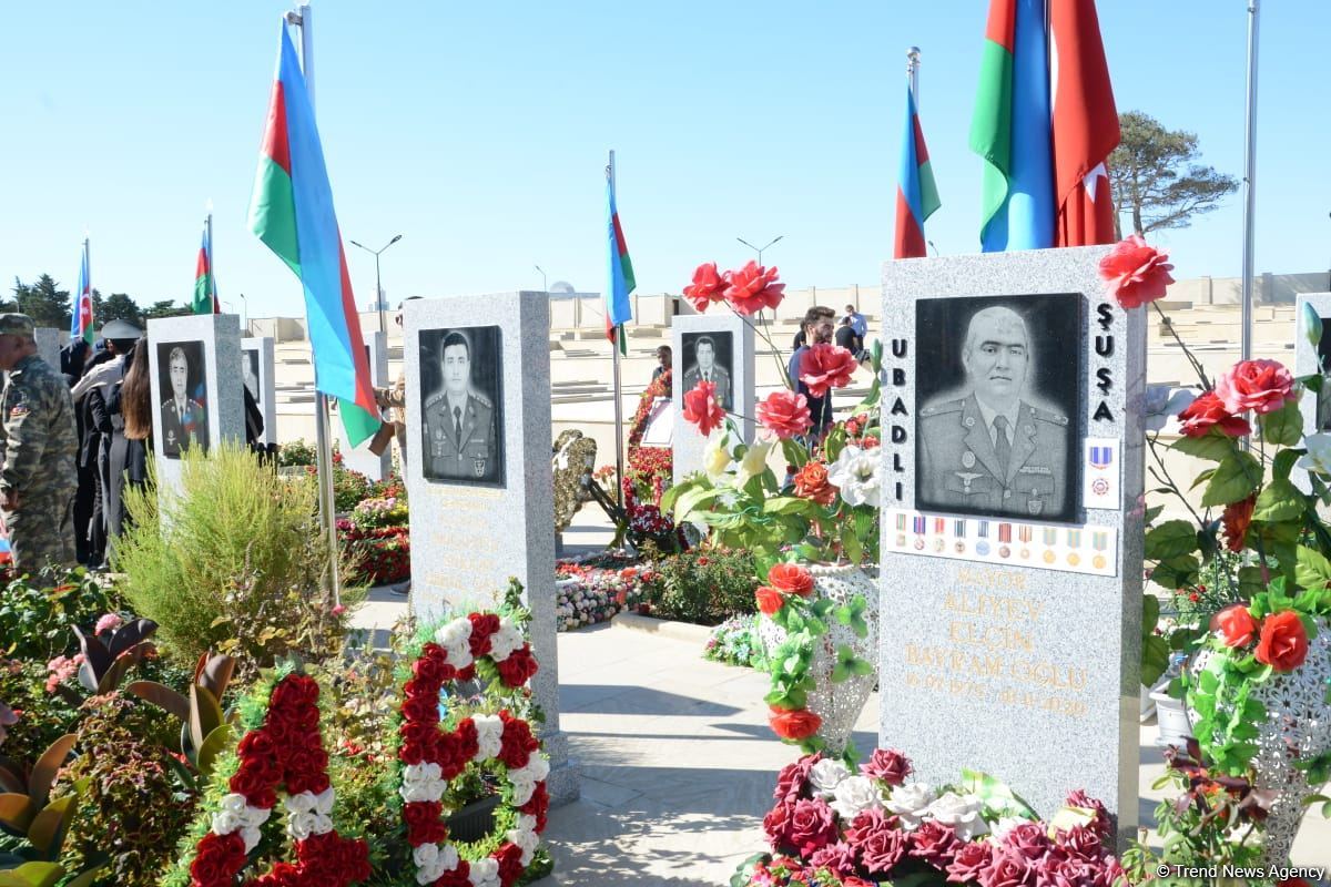 Azərbaycan xalqı qəhrəman şəhidlərini yad edir (FOTO)
