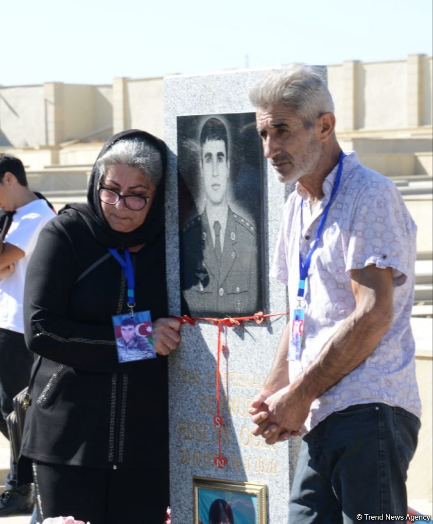 Azərbaycan xalqı qəhrəman şəhidlərini yad edir (FOTO)