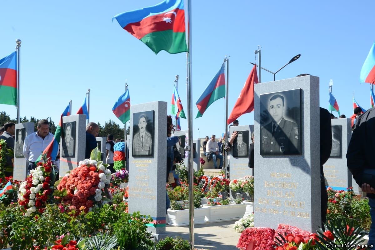 Azərbaycan xalqı qəhrəman şəhidlərini yad edir (FOTO)