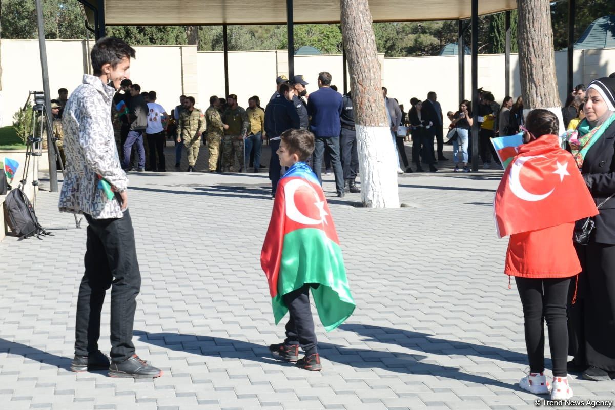 Azərbaycan xalqı qəhrəman şəhidlərini yad edir (FOTO)