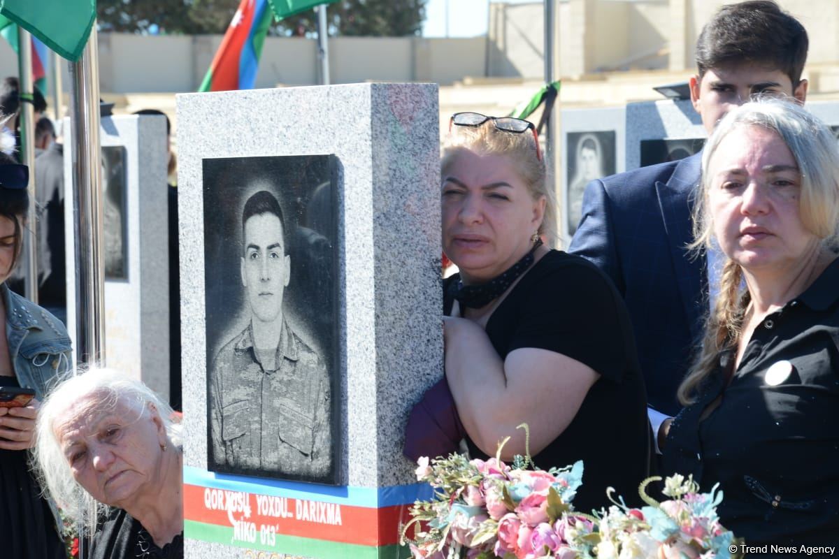 Azərbaycan xalqı qəhrəman şəhidlərini yad edir (FOTO)