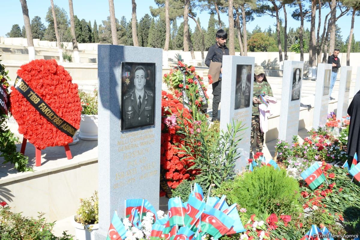 Azərbaycan xalqı qəhrəman şəhidlərini yad edir (FOTO)
