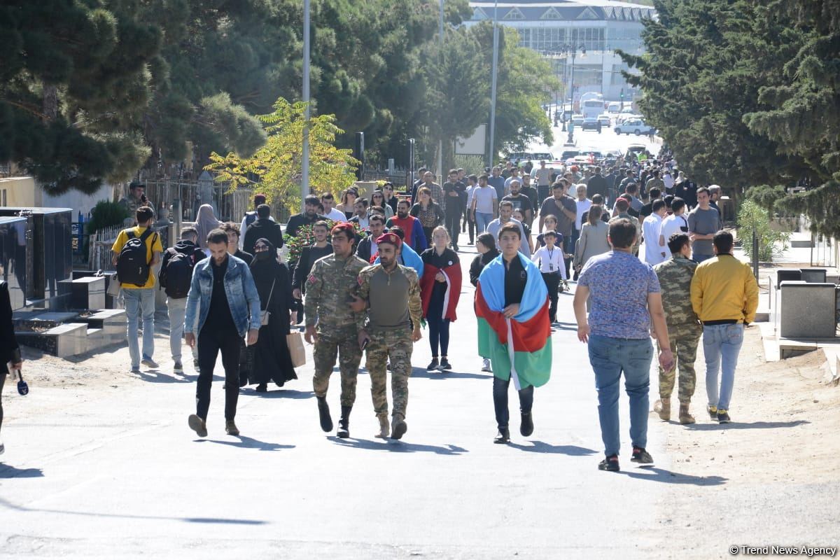 Azərbaycan xalqı qəhrəman şəhidlərini yad edir (FOTO)